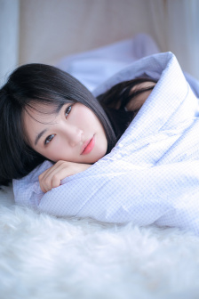 两个人在床污污污很黄的句子